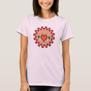 Claddagh en Red Knotwork op roze T-shirt