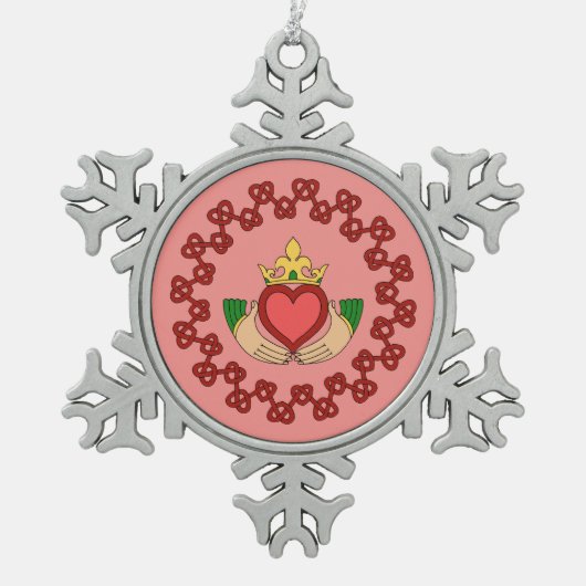 Claddagh en Red Knotwork op roze Tin Sneeuwvlok Ornament (Voorkant)