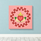 Claddagh en Rode Knoopwerk op Roze Canvas Afdruk (Insitu (Houten vloer))