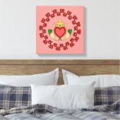 Claddagh en Rode Knoopwerk op Roze Canvas Afdruk (Insitu (Slaapkamer))