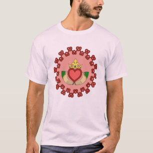 Claddagh en Rode Knoopwerk op Roze T-shirt