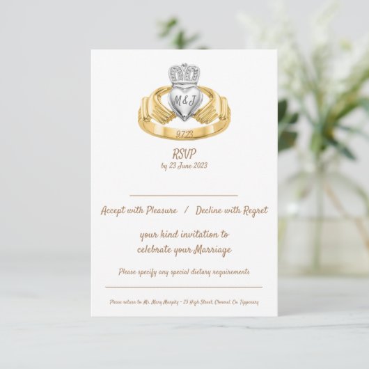 Claddagh Ring Huwelijksreactie met Initialen & Dat RSVP Kaartje (Staand voorkant)
