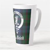 Clan Baird Crest Badge & Tartan Latte Mok (Rechterhoek)