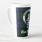 Clan Baird Crest Badge & Tartan Latte Mok (Linkerhoek)