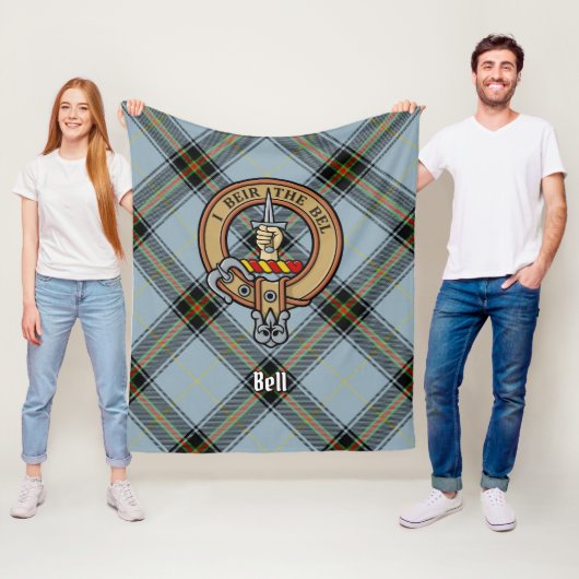Clan Bell Crest boven Tartan Fleece Deken (In situ)