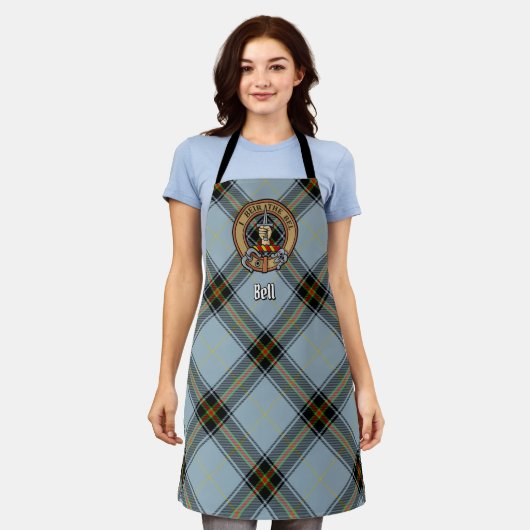 Clan Bell Crest boven Tartan Schort (Gedragen)