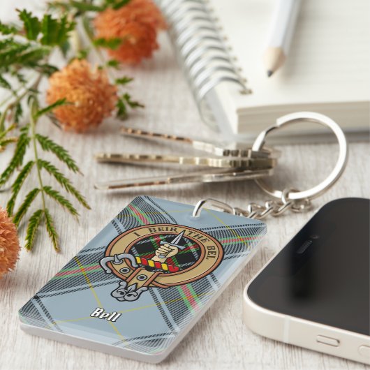 Clan Bell Crest boven Tartan Sleutelhanger (Voorkant Rechts)