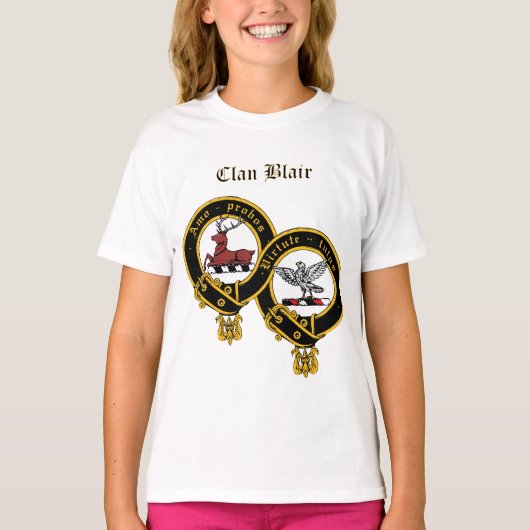 Clan Blair Crest met naam Girl's Ruffle T-Shirt (Voorkant)