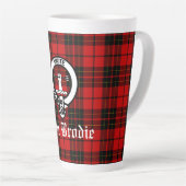 Clan Brodie Crest Badge en Tartan Latte Mok (Rechterhoek)