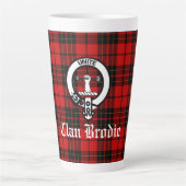 Clan Brodie Crest Badge en Tartan Latte Mok (Voorkant)