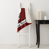 Clan Brodie Crest Badge & Tartan Sherpa Deken (In situ)