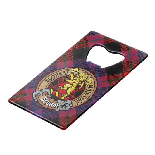 Clan Brown Crest over Tartan Creditkaart Flessenopener (Voorkant Gekanteld)