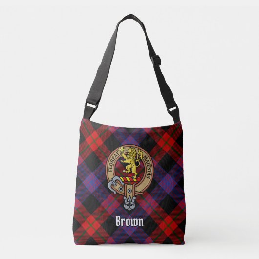 Clan Brown Crest over Tartan Crossbody Tas (Voorkant)
