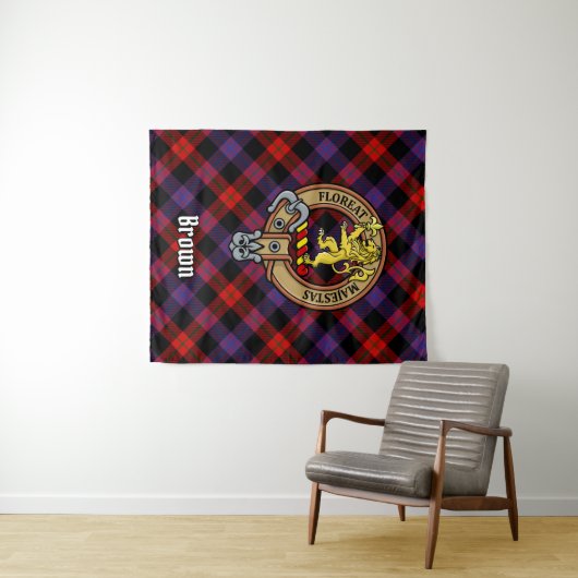 Clan Brown Crest over Tartan Wandkleed (In Situ (horizontaal))