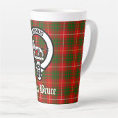 Clan Bruce Crest Badge & Tartan Latte Mok (Rechterhoek)
