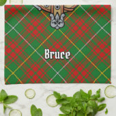 Clan Bruce Crest over de jacht op Tartan Theedoek (Gevouwen)