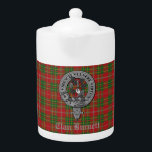 Clan Burnett Crest Badge & Tartan Theepot<br><div class="desc">Stijlvolle theepot met de Schotse Clan Burnett moderne tartan-achtergrond met een klassieke kreukelbadge en aanpasbare tekst.</div>