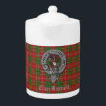 Clan Burnett Crest Badge & Tartan Theepot<br><div class="desc">Stijlvolle theepot met de Schotse Clan Burnett moderne tartan-achtergrond met een klassieke kreukelbadge en aanpasbare tekst.</div>