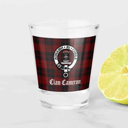 Clan Cameron Crest Badge & Tartan Shot Glas (Voorkant)