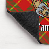 Clan Cameron Crest over Tartan Muismat (Hoek)