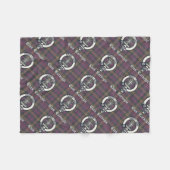 Clan Carnegie Crest Tartan Fleece Deken (Voorkant (Horizontaal))