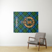 Clan Colquhoun Crest over Tartan Wandkleed (In Situ (horizontaal))