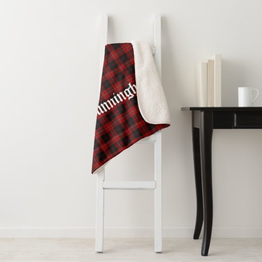Clan Cunningham Crest Badge en Tartan Sherpa Deken (In situ)