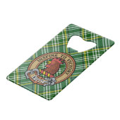 Clan Currie Rooster Crest over Tartan Creditkaart Flessenopener (Voorkant Gekanteld)