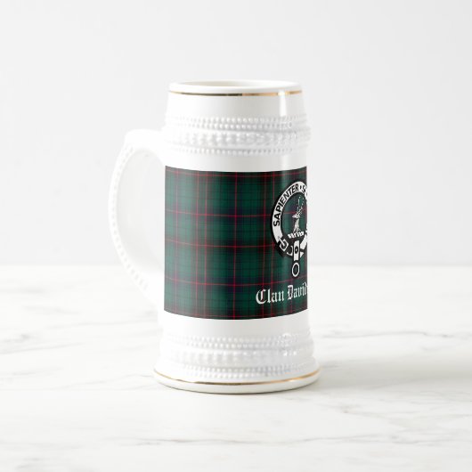 Clan Davidson Crest Badge en Tartan Bierpul (Voorkant links)