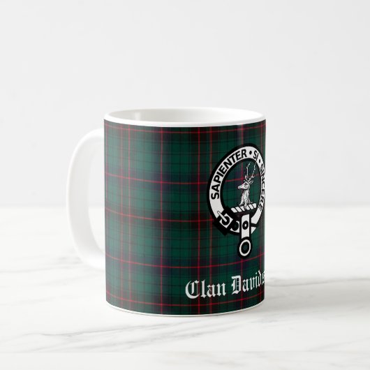 Clan Davidson Crest Badge en Tartan Koffiemok (Voorkant links)