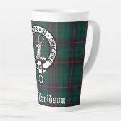 Clan Davidson Crest Badge en Tartan  Latte Mok (Rechterhoek)