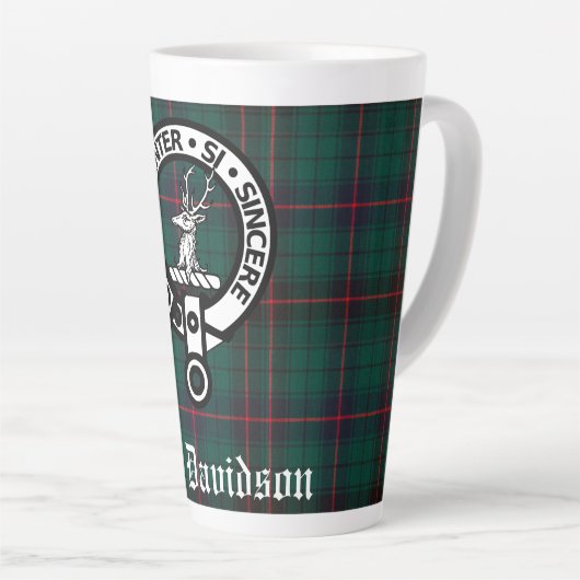 Clan Davidson Crest Badge en Tartan  Latte Mok (Rechterhoek)