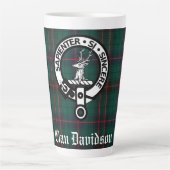 Clan Davidson Crest Badge en Tartan  Latte Mok (Voorkant)