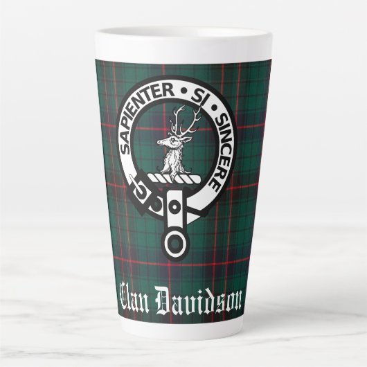 Clan Davidson Crest Badge en Tartan  Latte Mok (Voorkant)