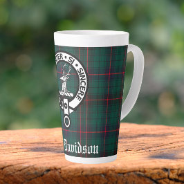 Clan Davidson Crest Badge en Tartan  Latte Mok