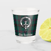 Clan Davidson Crest Badge en Tartan  Shot Glas (Voorkant)
