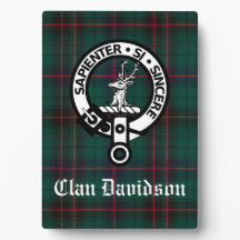 Clan Davidson Crest Badge en Tartan Tabletop