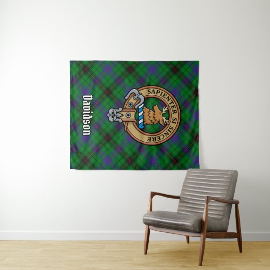 Clan Davidson Crest over Tartan Wandkleed (In Situ (horizontaal))