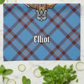 Clan Elliot Crest over het oude Tartan Theedoek (Gevouwen)