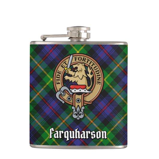 Clan Farquharson Crest over Tartan Heupfles (Voorkant)