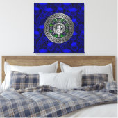 Clan Farquharson Crest & Tartan Knot op Thistle Canvas Afdruk (Insitu (Slaapkamer))