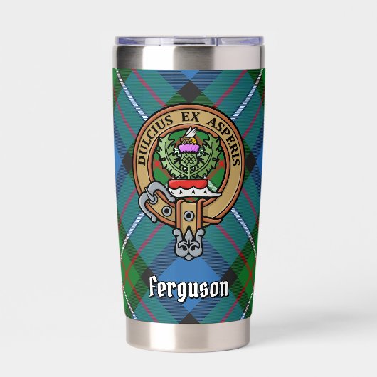 Clan Ferguson Crest over Tartan Geïsoleerde Drinkbeker (Voorkant)