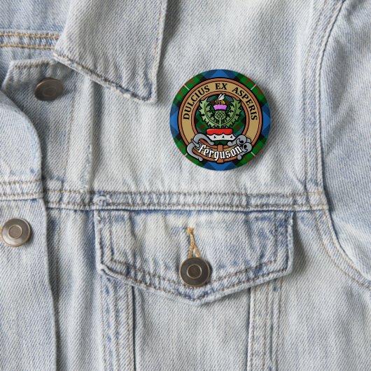 Clan Ferguson Crest over Tartan Ronde Button 5,7 Cm (In situ)