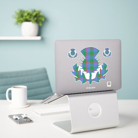 Clan Fergusson Thistle Sticker (Laptop op bureau)