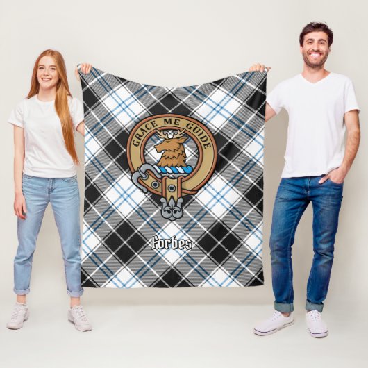 Clan Forbes Crest over jurk Tartan Fleece Deken (In situ)