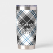 Clan Forbes Crest over jurk Tartan Geïsoleerde Drinkbeker (Achterkant)