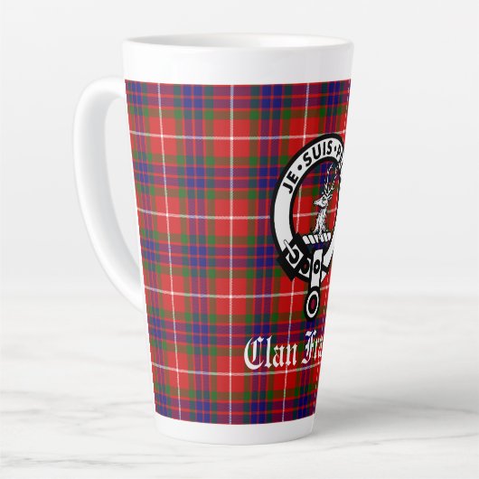 Clan Fraser Crest Badge en Tartan Latte Mok (Linkerhoek)