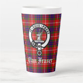 Clan Fraser Crest Badge en Tartan Latte Mok (Voorkant)