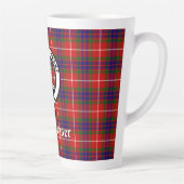 Clan Fraser Crest Badge en Tartan Latte Mok (Rechts)