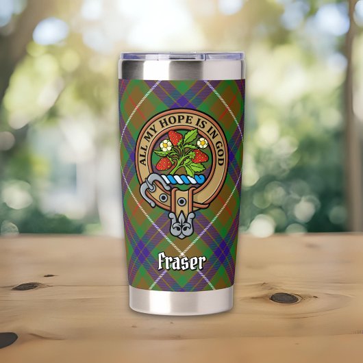Clan Fraser Crest over jagen Tartan Geïsoleerde Drinkbeker